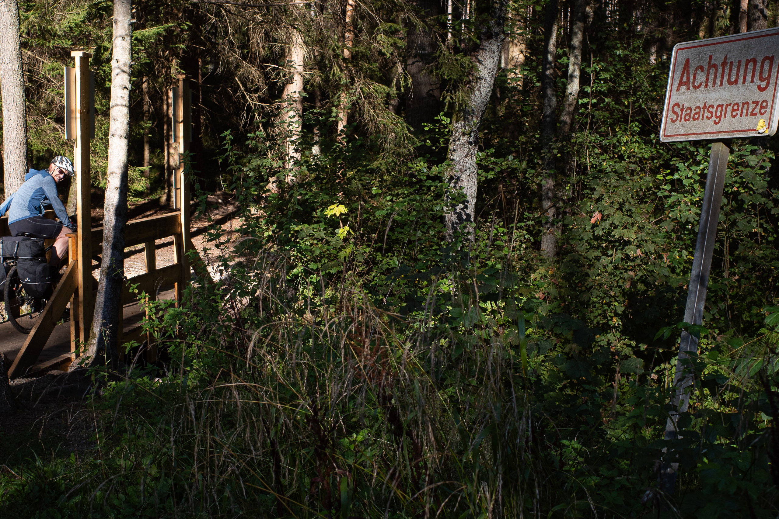 Wieder eine Staatsgrenze: Holzsteg über den Grenzbach
